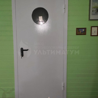 противопожарная дверь с иллюминатором для технического помещения в частном доме - фото снаружи