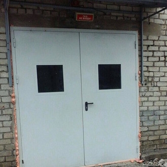 противопожарная дверь с квадратными окошками